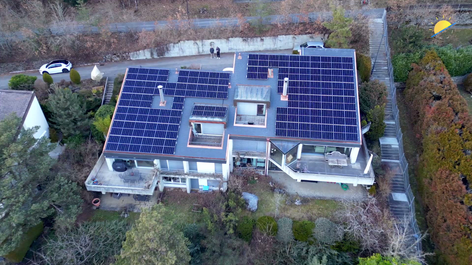 Vue aérienne d'une toiture équipée de panneaux solaires